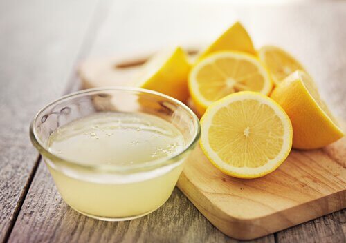 Cut lemons and lemon juice