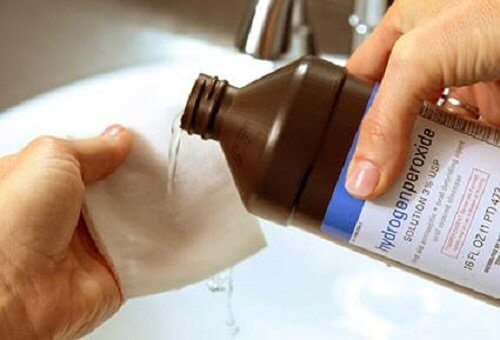 Using hydrogen peroxide to whiten clothing