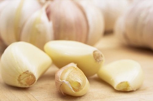 Garlic cloves and whole garlic