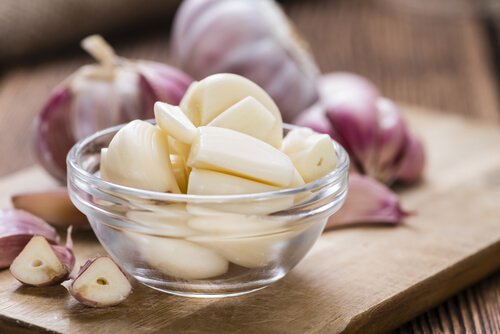 A bowl of garlic.
