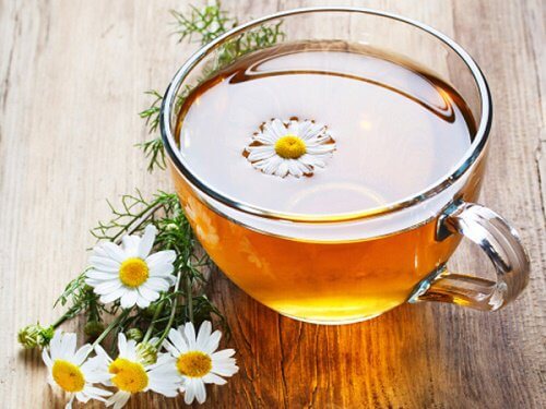 Kamillete med blomst i
