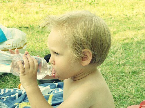 Drink Water Child that learns the right way to drink water