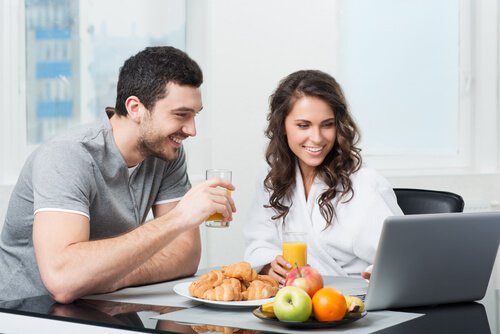 Couple eating fruit for breakfast and researching if they should eat fruit after dinner