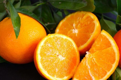 Some freshly cut oranges.