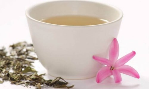 Cup of white tea to heal your liver