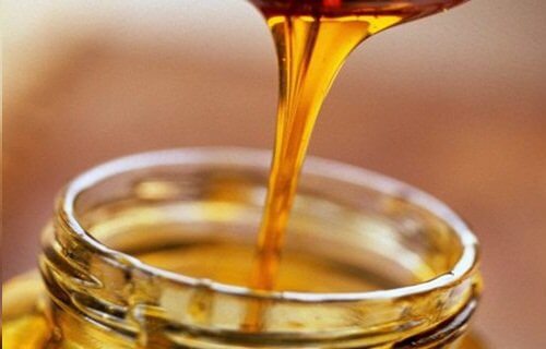 Pouring honey into a jar