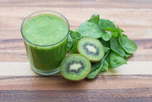 A glass of kiwi and spinach smoothie