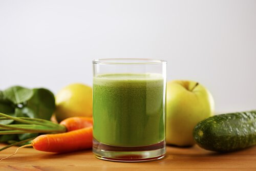 A glass of cucumber and carrot smoothie to treat high blood pressure