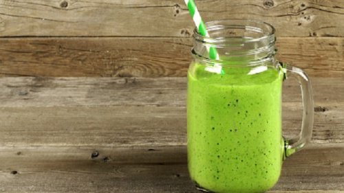 This smoothie for tired muscles contains spinach and melon.