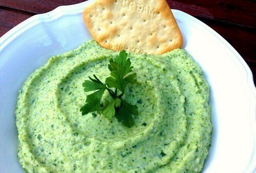 Brocomole recipe with crackers