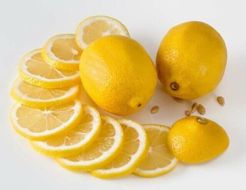A few lemon wedges.