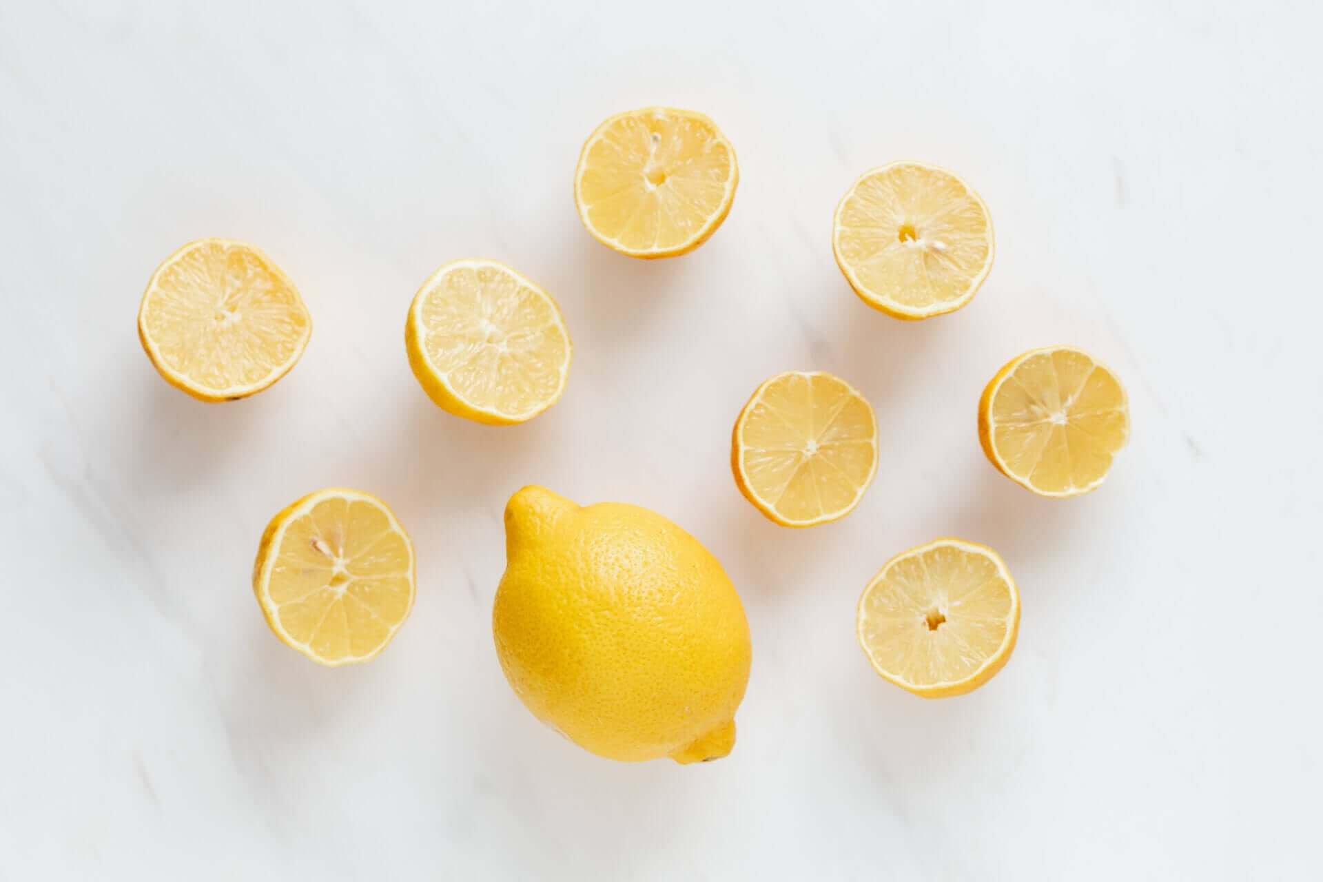 A lemon surrounded by lemon halves.