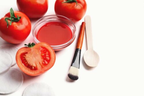 tomatoes and make up brush and spoon into a mask based on tomato pulp
