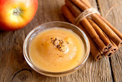 Some applesauce and cinnamon sticks.