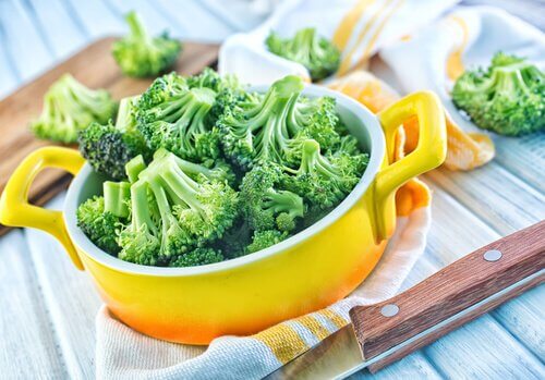 Small dish of broccoli florets