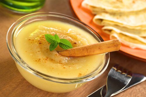 A cup of this dessert with cinnamon.
