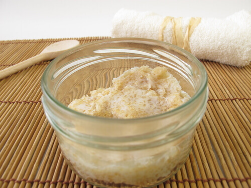 Moisturizing exfoliant for darks spots on your legs