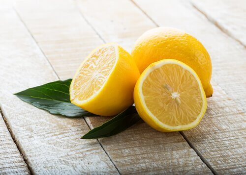 Sliced lemons with whole lemon