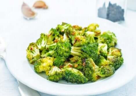 A bowl of broccoli florets.