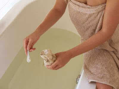 Make a bath with sea salt to enjoy the benefits of sea salt for cellulite
