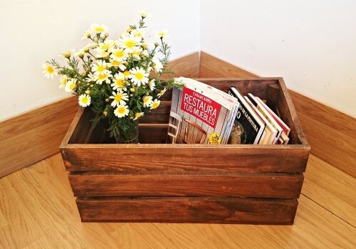 A magazine box made from a crate.