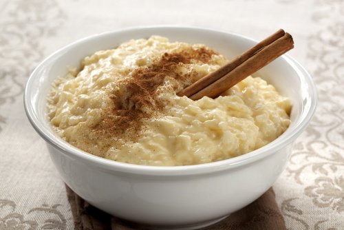 Eat rice pudding with cinnamon