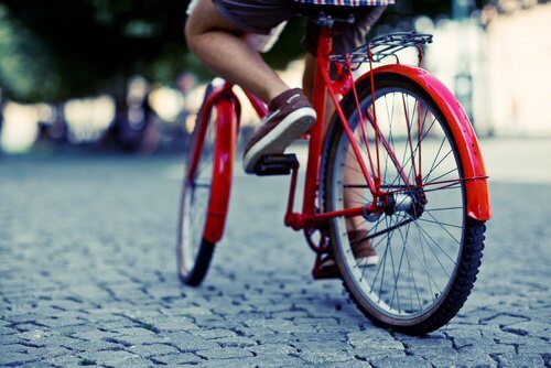 Person cykler for at udøve sunde og enkle vaner