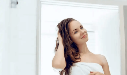 A woman using a potato solution to stop hair loss.