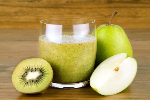Treat bloating with this pear and kiwi smoothie.