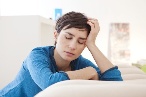 Sign of an ovarian cyst: woman with extreme fatigue