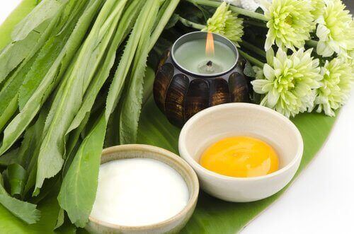 Egg and yogurt mask for sagging breasts