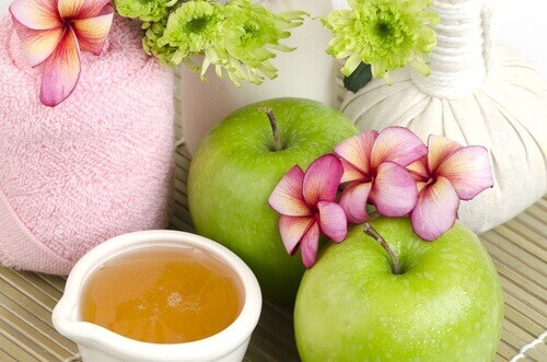 Anti-aging apple mask flowers apple and honey
