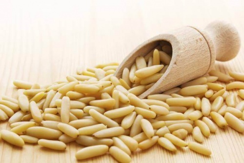 Pine nuts are one of the foods to burn abdominal fat.