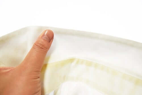 Tips to Remove Sweat Stains from White Clothes