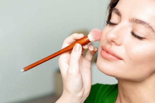 A woman putting on some makeup.