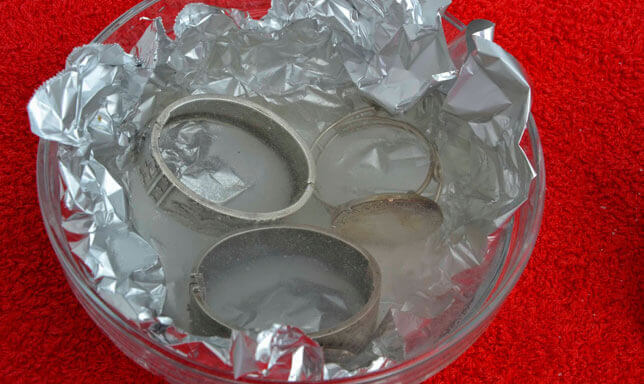 Ringe ligger i skål med sølvpapir