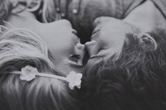 इमोशनल डिचैचमेंट के लक्षण : क्या उन्होंने केयर करनी बंद कर दी है