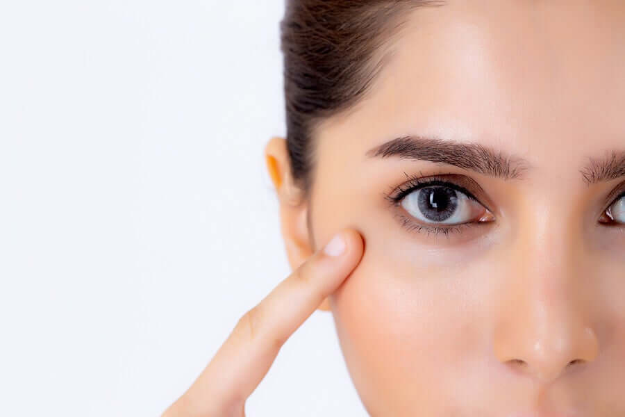 How to care for the area around your eyes.
