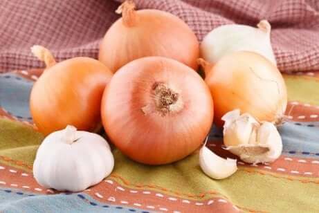 Slik unngår du matsløsing - oppbevar hvitløk og løk.