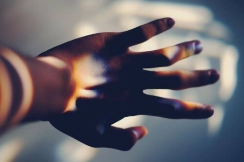 hand with light play