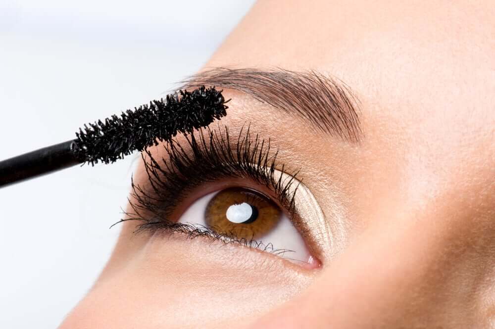 How to apply mascara.