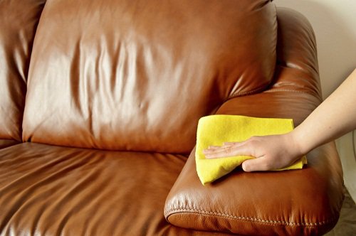 Cleaner to remove dust from leather and other furniture 