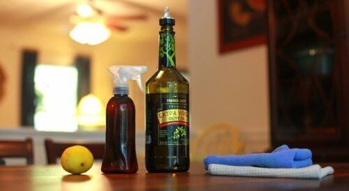 Olive oil spray to remove dust