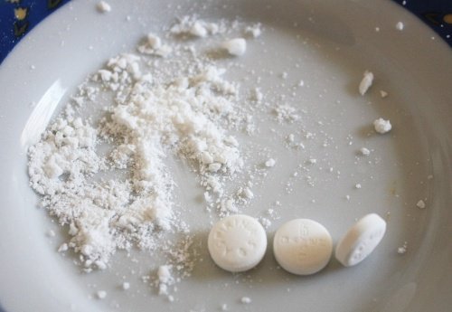 Aspirin to whiten clothes