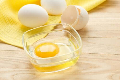 Use egg shampoo to mend split ends.