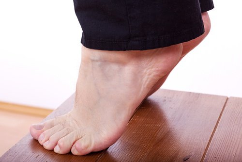 6 ασκήσεις για την καταπολέμηση των πλαδαρών ποδιών