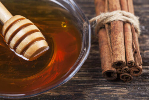 Natural exfoliants commonly contain honey.