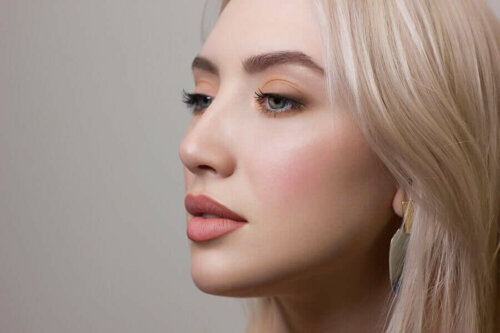 There are some easy makeup tricks.