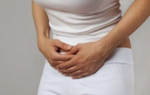 गर्भाशय फाइब्रॉइड और इसके लक्षण में से एक पेट दर्द 