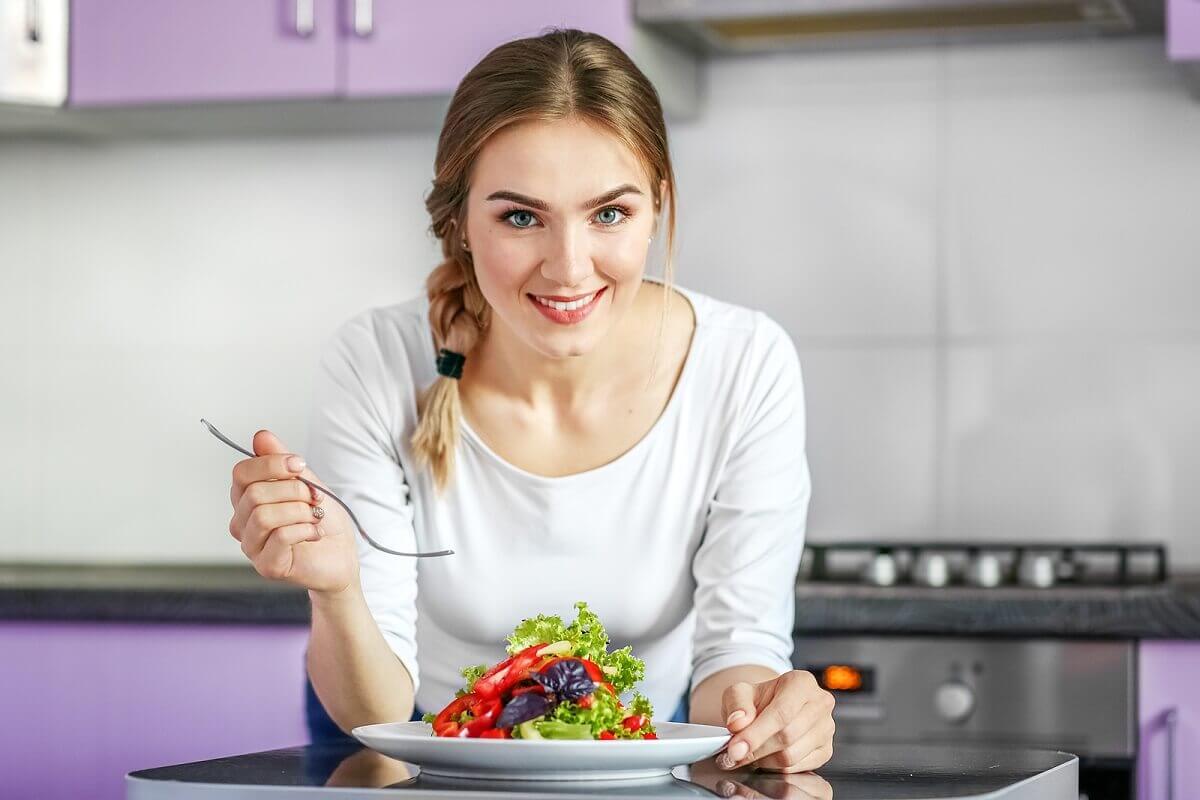 Schlankere Taille - Frau isst einen Salat
